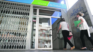 El desempleo baja y vuelve a romper la barrera de los quince mil parados